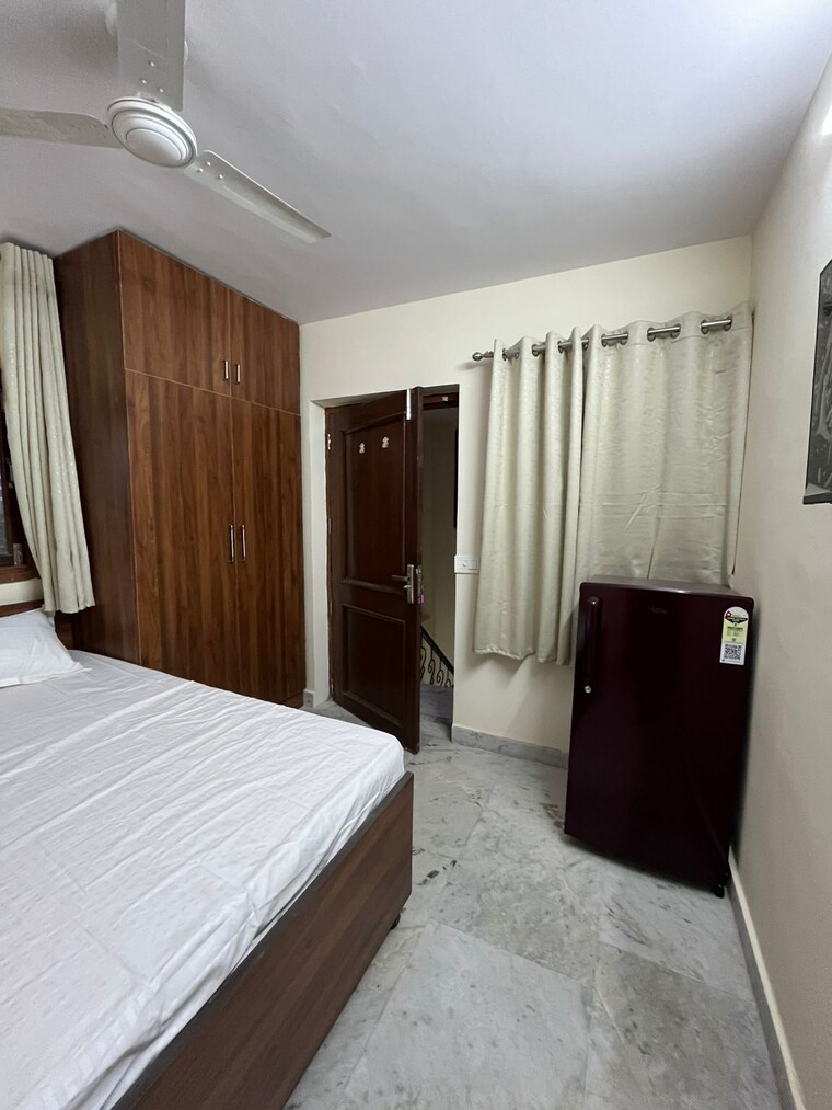 Bedroom, defence colony 3 Bedroom 325 Sq.Yd. Builder Floor In Defence Colony Delhi 9509754