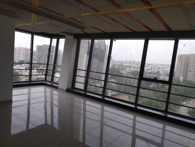 Room, vastrapur Commercial Office Space 3270 Sq.Ft. In Vastrapur Ahmedabad 9509797
