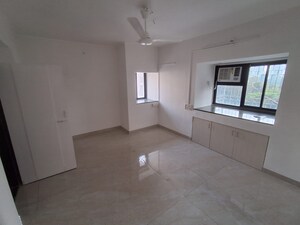 Room in 3 BHK Apartment at Highland Park Andheri West, Andheri West – for Rent