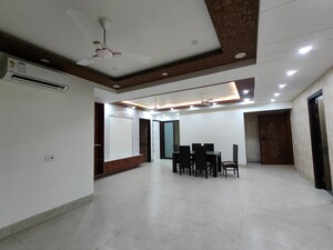 Room in 4 BHK Builder Floor at Unitech South City 1, South City 1 – for Rent