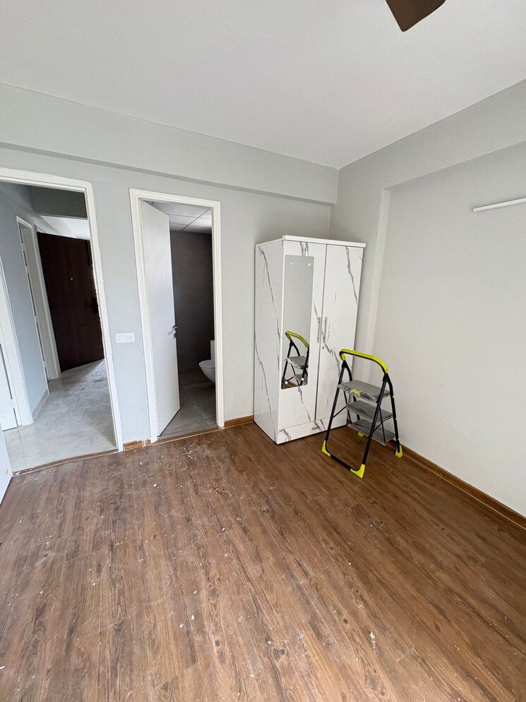 Team Area, paras-dews 4 Bedroom 2275 Sq.Ft. Apartment In Sector 106 Gurgaon 9509805