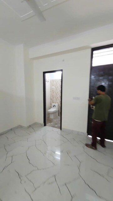 Room in 2 BHK Apartment at Shree Homes Noida, Sector 74 – for Rent