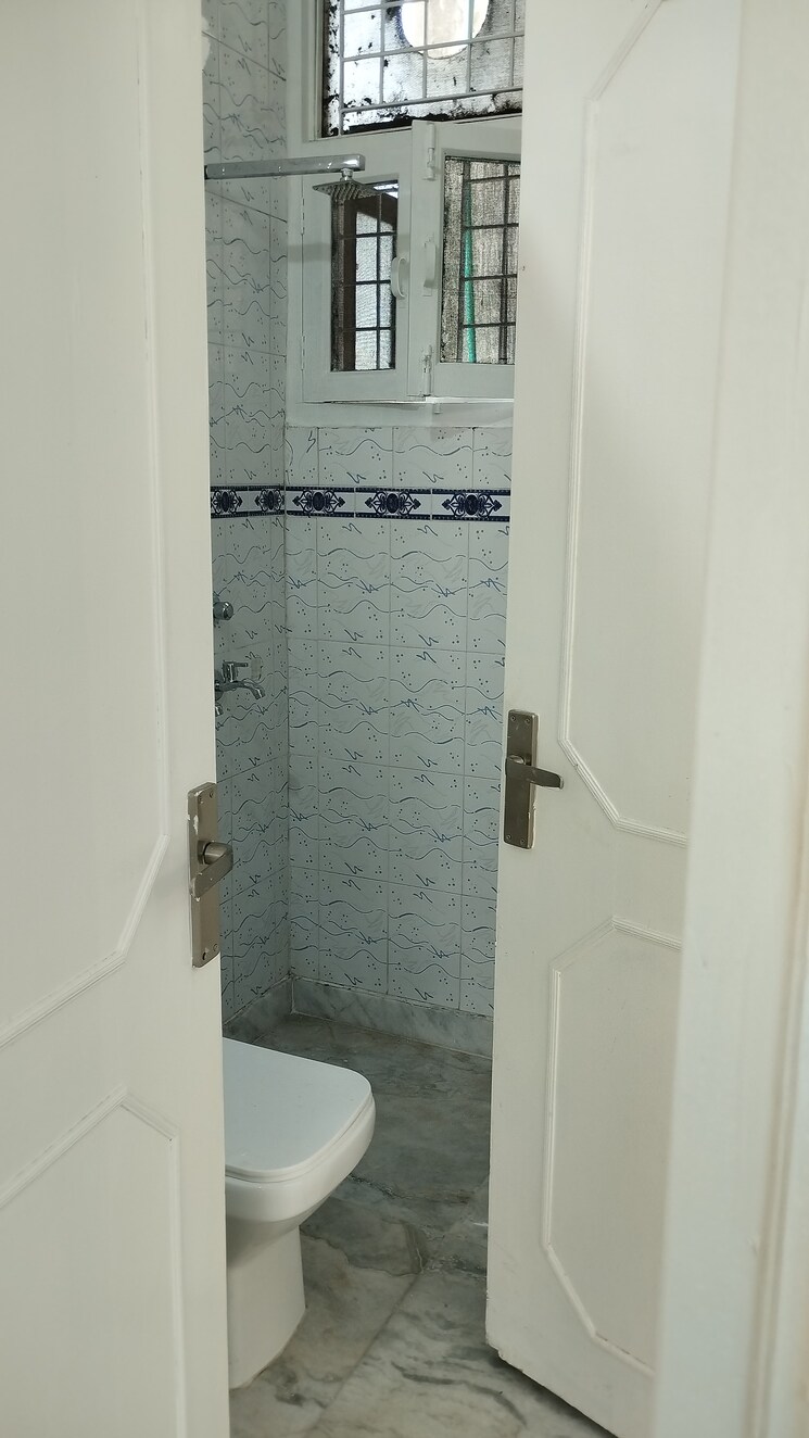 Bathroom, sector 44 3 Bedroom 165 Sq.Yd. Builder Floor In Sector 44 Faridabad 9509836