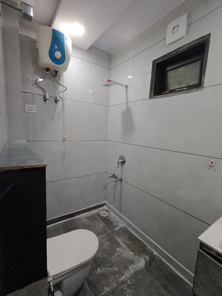 Bathroom, rajouri garden 3 Bedroom 1800 Sq.Ft. Builder Floor In Rajouri Garden Delhi 9509861