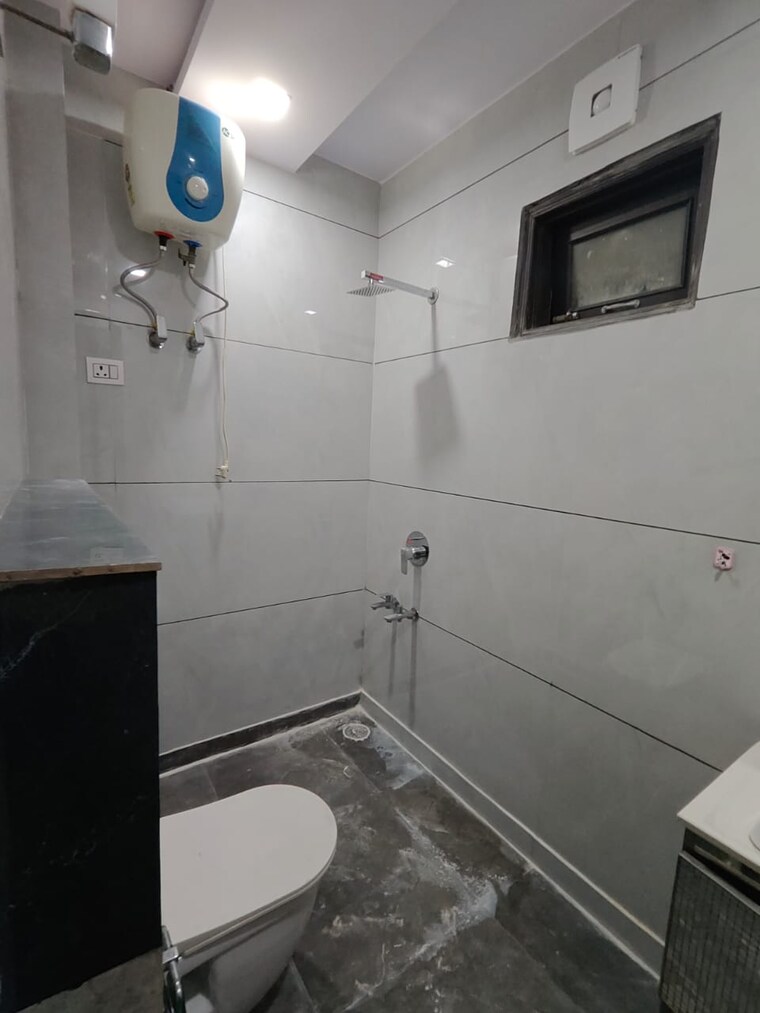 Bathroom, rajouri garden 3 Bedroom 1800 Sq.Ft. Builder Floor In Rajouri Garden Delhi 9509861
