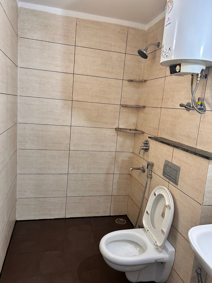 Bathroom, motiaz-royal-citi 3 Bedroom 1460 Sq.Ft. Apartment In Ambala Highway Zirakpur 9509850