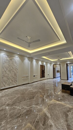 Parking in 4 BHK Builder Floor at SS Southend Floors, South City 2 – for Sale