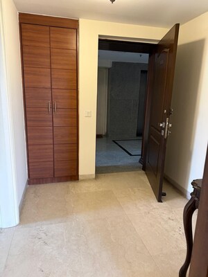 Room in 3.5 BHK Apartment at Unitech Uniworld City, Sector 30 – for Rent
