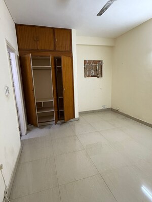 Room in 3.5 BHK Apartment at Unitech Uniworld City, Sector 30 – for Rent