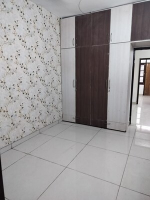 Room in 4 BHK Apartment at Sector 27 – for Sale