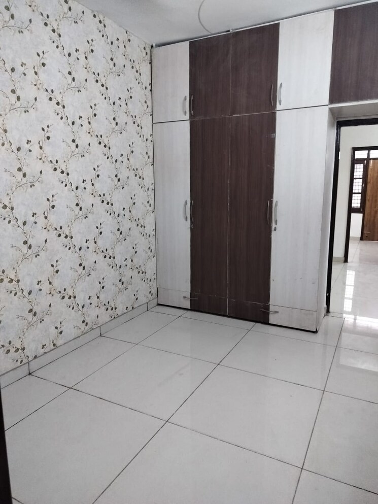 Room, sector 27 4 Bedroom 3300 Sq.Ft. Apartment In Sector 27 Panchkula 9510003