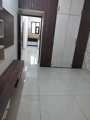 Room in 4 BHK Apartment at Sector 27 – for Sale