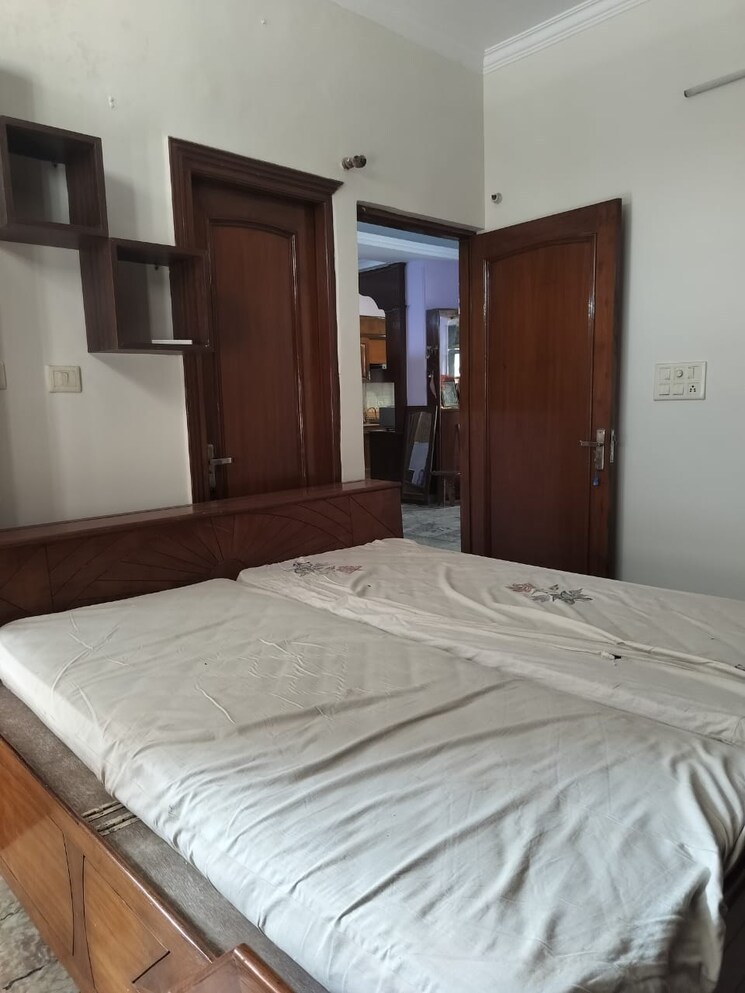 Bedroom, sector 9 3 Bedroom 263 Sq.Yd. Builder Floor In Sector 9 Gurgaon 9510159