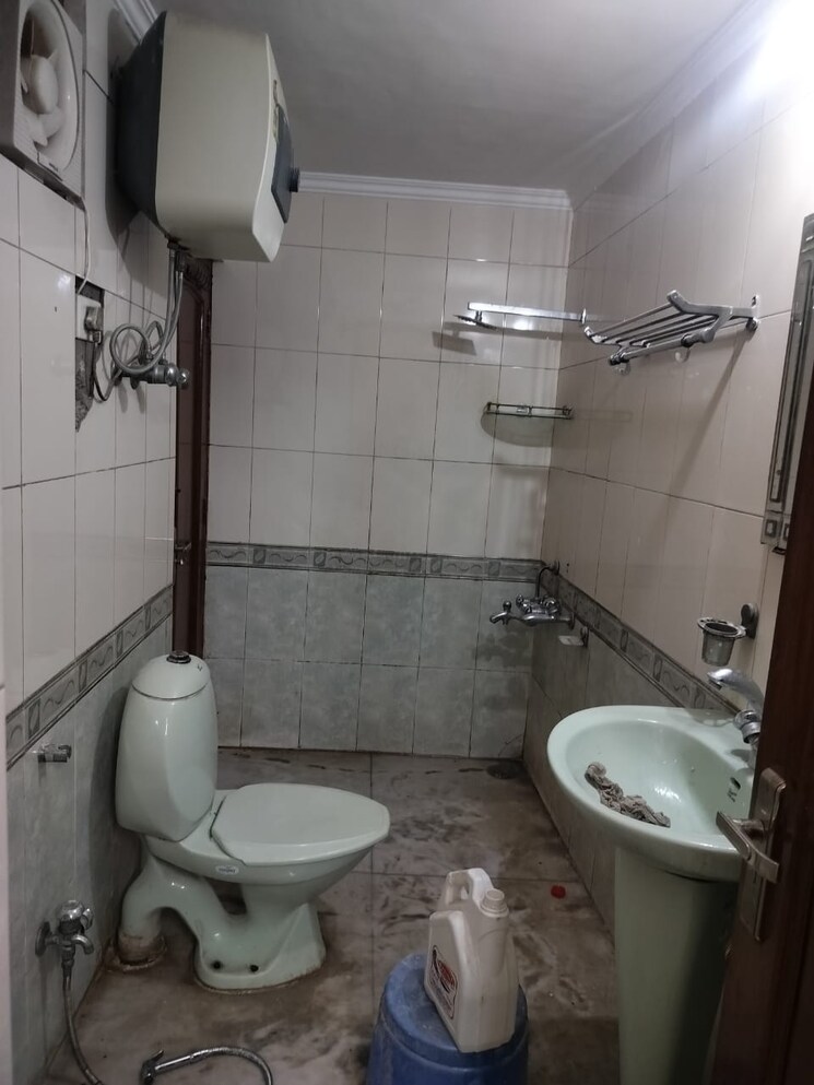 Bathroom, sector 9 3 Bedroom 263 Sq.Yd. Builder Floor In Sector 9 Gurgaon 9510159