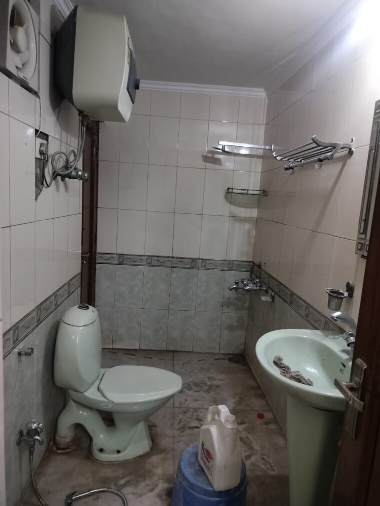 Bathroom, sector 9 3 Bedroom 263 Sq.Yd. Builder Floor In Sector 9 Gurgaon 9510159