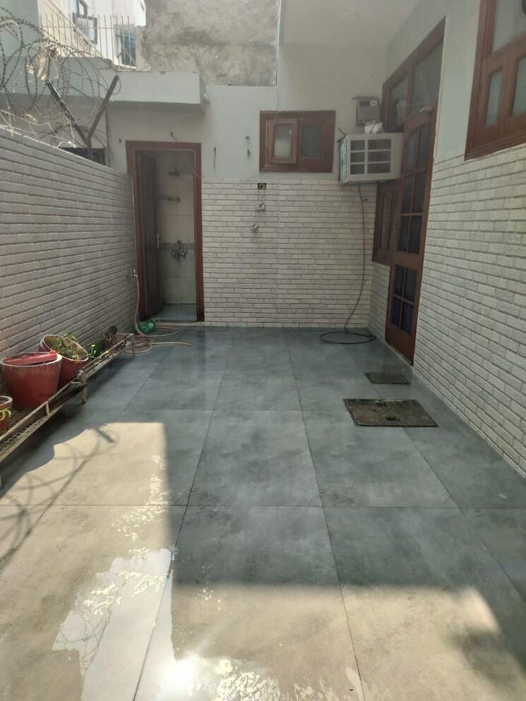  Parking, sector 9 3 Bedroom 263 Sq.Yd. Builder Floor In Sector 9 Gurgaon 9510159