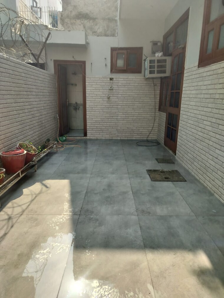  Parking, sector 9 3 Bedroom 263 Sq.Yd. Builder Floor In Sector 9 Gurgaon 9510159