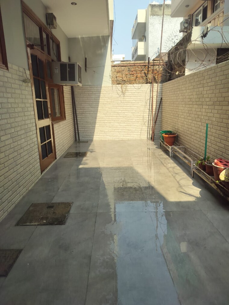 Balcony, sector 9 3 Bedroom 263 Sq.Yd. Builder Floor In Sector 9 Gurgaon 9510159