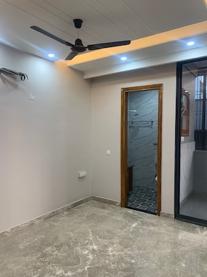 Room in 3.5 BHK Builder Floor at Sushant Lok 3, Sector 57 – for Sale