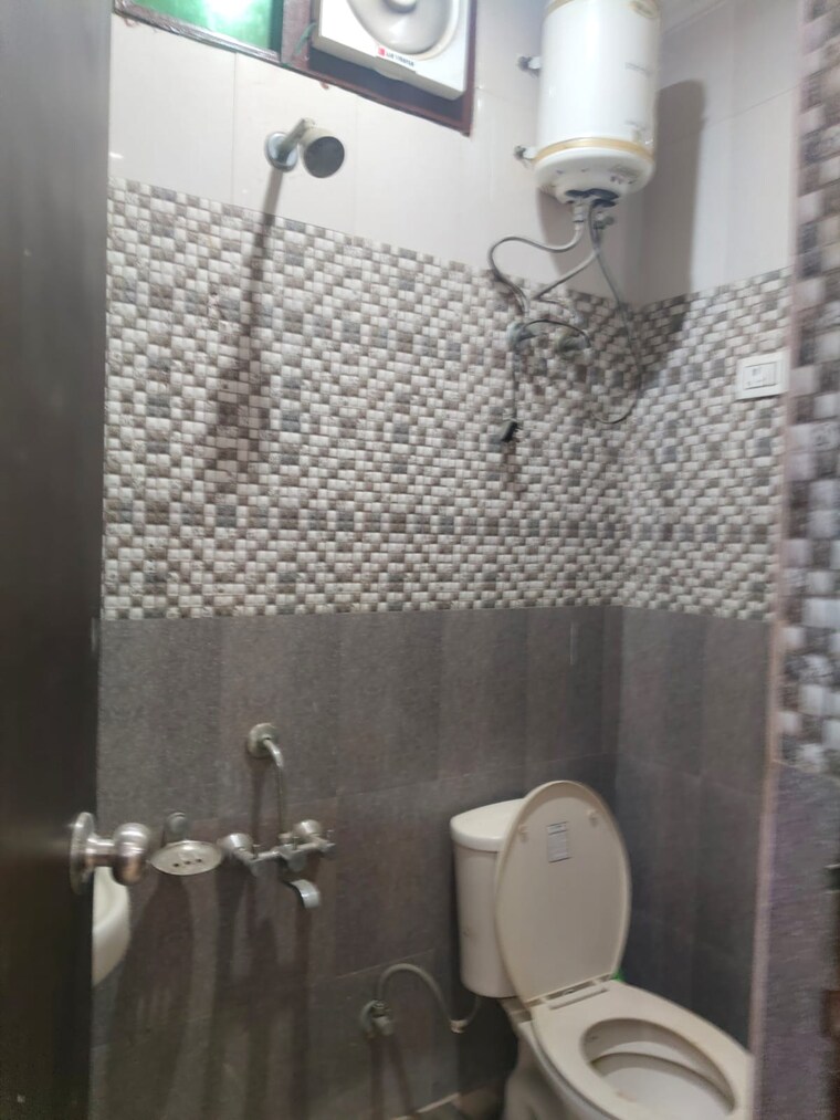 Bathroom, chattarpur 3 Bedroom 1150 Sq.Ft. Builder Floor In Chattarpur Delhi 9510198