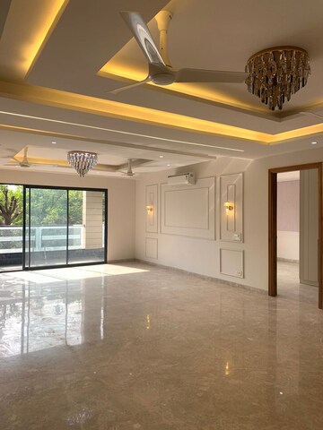Room in 3 BHK Builder Floor at Empire Floors, Sector 57 – for Sale