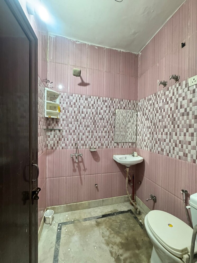 Bathroom, chattarpur 3 Bedroom 1150 Sq.Ft. Builder Floor In Chattarpur Delhi 9510298