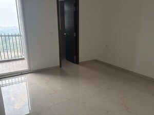 Room in 2.5 BHK Apartment at Pioneer Park Phase 1, Sector 61 – for Rent