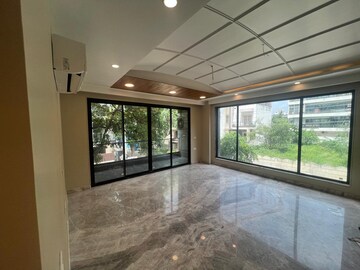 Room in 4 BHK Builder Floor at Golf Course Road – for Sale