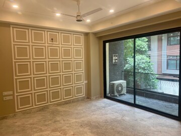 Room in 4 BHK Builder Floor at Golf Course Road – for Sale