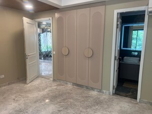 Furnished Amenities in 4 BHK Builder Floor at Golf Course Road – for Sale