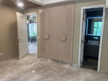 Furnished Amenities in 4 BHK Builder Floor at Golf Course Road – for Sale