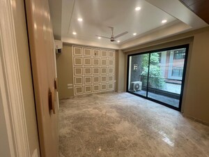 Room in 4 BHK Builder Floor at Golf Course Road – for Sale
