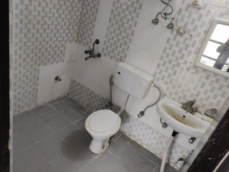 Bathroom, sector 21d 3.5 Bedroom 3603 Sq.Ft. Builder Floor In Sector 21d Faridabad 9511106