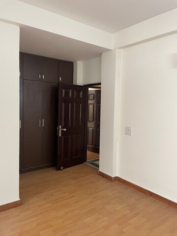 Room in 3 BHK Villa at Unitech Deerwood Chase, Nirvana Country – for Rent