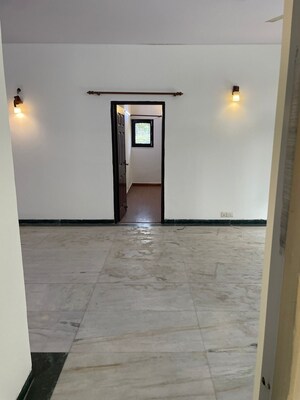 Room in 3 BHK Villa at Unitech Deerwood Chase, Nirvana Country – for Rent