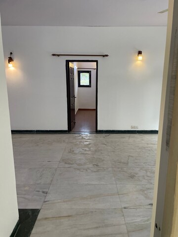 Room in 3 BHK Villa at Unitech Deerwood Chase, Nirvana Country – for Rent