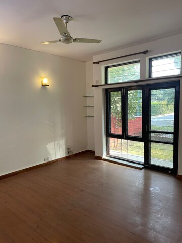 Room in 3 BHK Villa at Unitech Deerwood Chase, Nirvana Country – for Rent