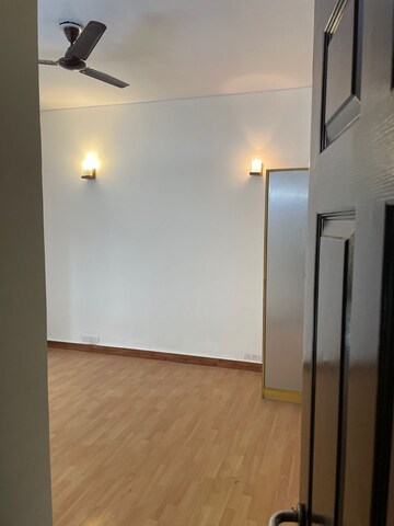 Room in 3 BHK Villa at Unitech Deerwood Chase, Nirvana Country – for Rent