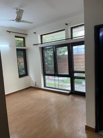 Room in 3 BHK Villa at Unitech Deerwood Chase, Nirvana Country – for Rent