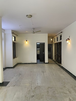 Room in 3 BHK Villa at Unitech Deerwood Chase, Nirvana Country – for Rent