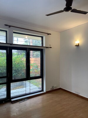 Room in 3 BHK Villa at Unitech Deerwood Chase, Nirvana Country – for Rent