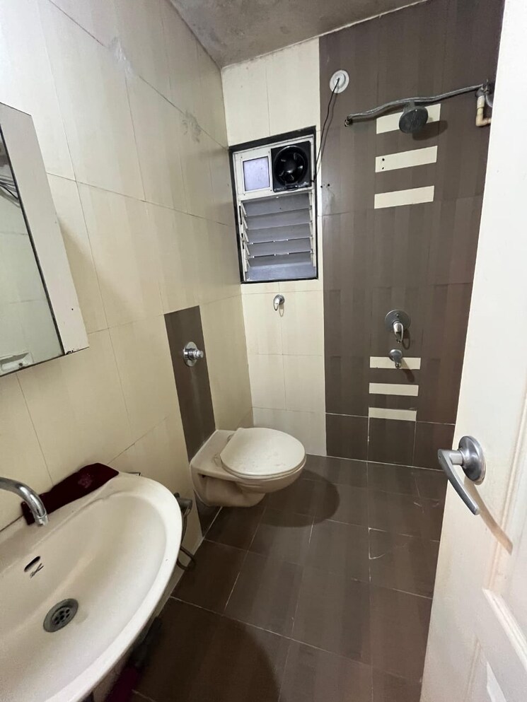 Bathroom, dahanukar colony 2 Bedroom 1000 Sq.Ft. Apartment In Dahanukar Colony Pune 9511206