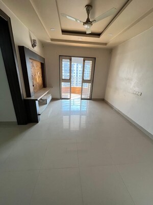 Room in 2 BHK Apartment at Dahanukar Colony – for Rent