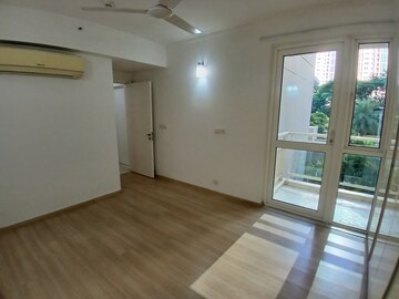 Room in 4 BHK Apartment at DLF Park Place, Sector 54 – for Rent