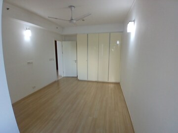 Room in 4 BHK Apartment at DLF Park Place, Sector 54 – for Rent