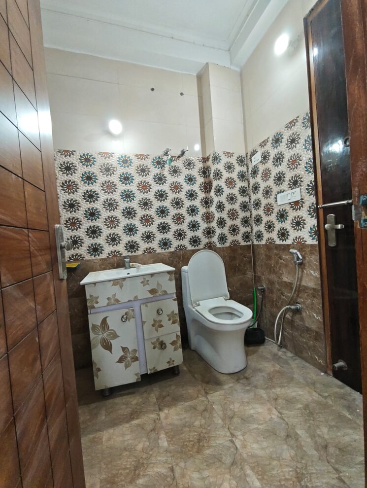 Attached Bathroom, green fields colony 4 Bedroom 270 Sq.Yd. Builder Floor In Green Fields Colony Faridabad 9511292