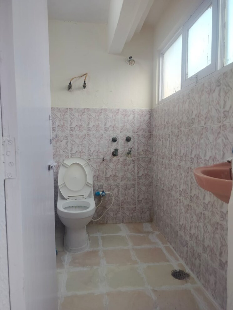 Bathroom, rwa-jalvayu-vihar 2.5 Bedroom 1400 Sq.Ft. Apartment In Sector 25 Noida 9511306