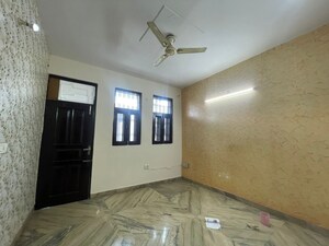 Room in 3 BHK Builder Floor at Green Fields Colony – for Rent