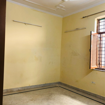 Room in 3.5 BHK Independent House at Sector 22b – for Rent