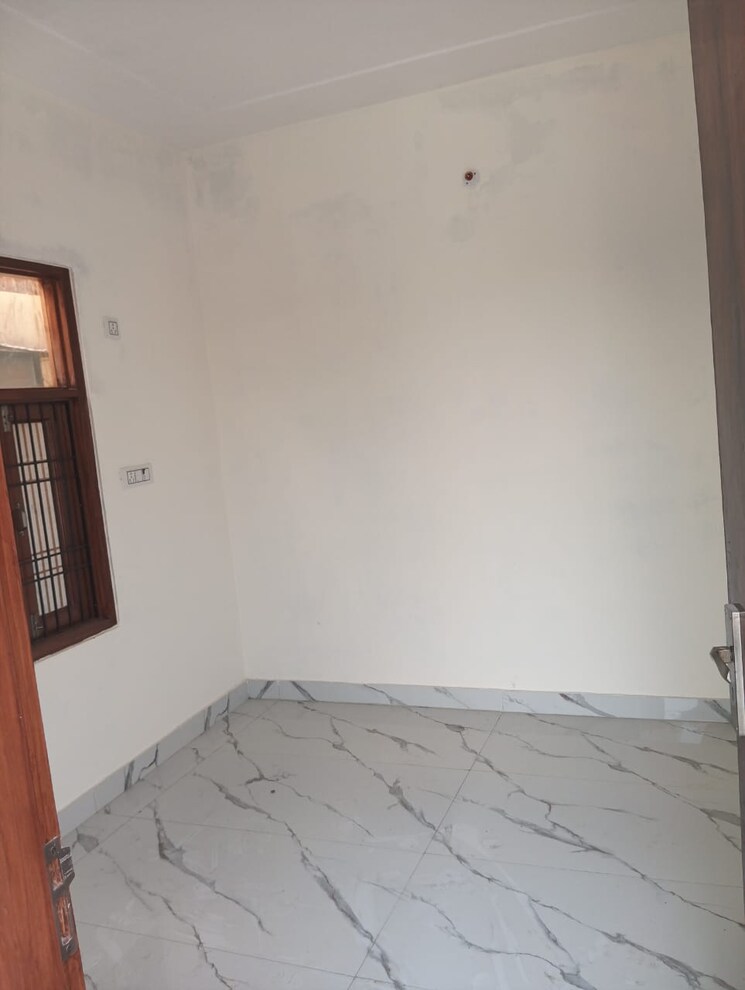 Room, rohini sector 25 3 Bedroom 28 Sq.Mt. Builder Floor In Rohini Sector 25 Delhi 9511810